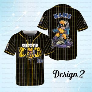 Puede incluir: Camiseta de b&eacute;isbol a rayas negras y amarillas con el texto "SUPPER DAD" y un gr&aacute;fico de superh&eacute;roe de dibujos animados en la parte delantera. La parte posterior de la camiseta tiene la palabra "NAME" y un gr&aacute;fico de superh&eacute;roe. Design 2 est&aacute; escrito en cursiva.