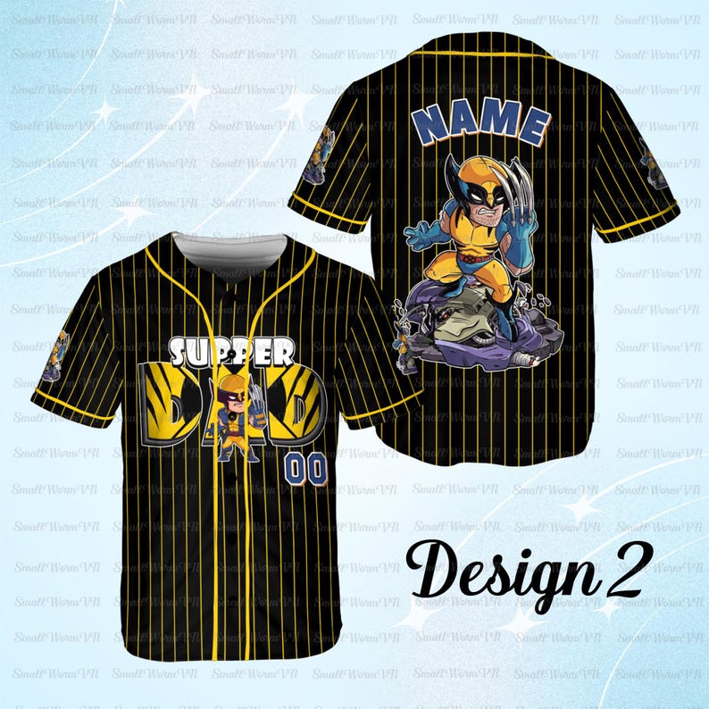 Puede incluir: Camiseta de b&eacute;isbol a rayas negras y amarillas con el texto "SUPPER DAD" y un gr&aacute;fico de superh&eacute;roe de dibujos animados en la parte delantera. La parte posterior de la camiseta tiene la palabra "NAME" y un gr&aacute;fico de superh&eacute;roe. Design 2 est&aacute; escrito en cursiva.