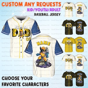 Puede incluir: Camisetas de b&eacute;isbol en varios colores, con dise&ntilde;os de superh&eacute;roes y el texto "SUPER DAD" y "NAME". Las camisetas est&aacute;n disponibles en tallas para ni&ntilde;os, j&oacute;venes y adultos. La imagen tambi&eacute;n incluye el texto "CHOOSE YOUR FAVORITE CHARACTERS".