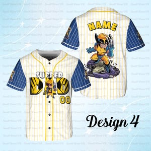 Puede incluir: Camiseta de b&eacute;isbol con cuerpo blanco y finas rayas amarillas. Las mangas son azules con rayas blancas. La parte delantera presenta el texto "SUPPER DAD" y un personaje de dibujos animados. La parte trasera tiene un personaje de dibujos animados y la palabra "NAME". La camiseta est&aacute; etiquetada como "Design 4".