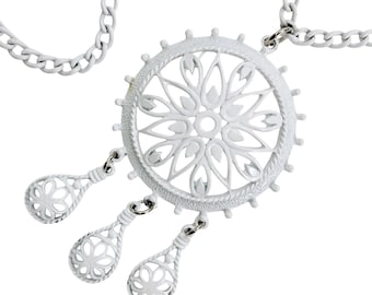 Vintage wit geëmailleerde hangerketting uit het midden van de eeuw, jaren 1960 kostuumsieraden