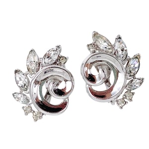 Kolczyki z klipsem w kolorze srebra z kryształkami w stylu vintage z sygnaturą Trifari z połowy XX wieku