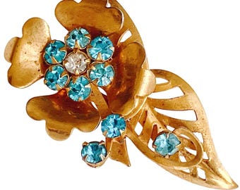 Vintage brosch med blå strass och guldfärgad blommig lövverk från 1940-talet