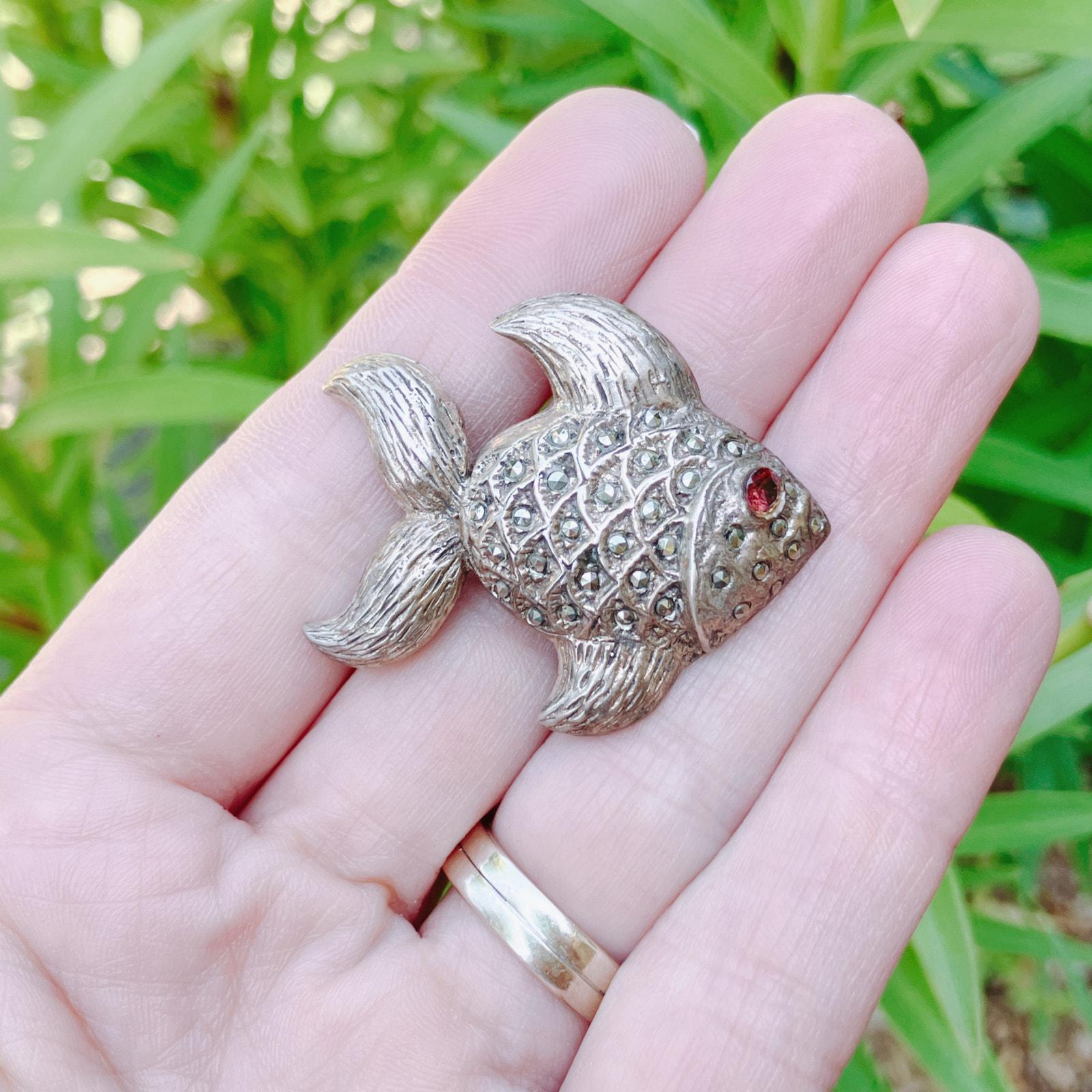 ヴィンテージシルバーマーカサイトフィッシュブローチ（ガーネットアイ