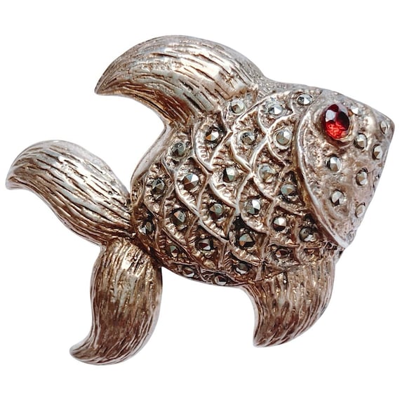 マーカサイト　シルバー　ガーネット　ペンダントトップ　ブローチ ヴィンテージシルバーマーカサイトフィッシュブローチ（ガーネットアイ