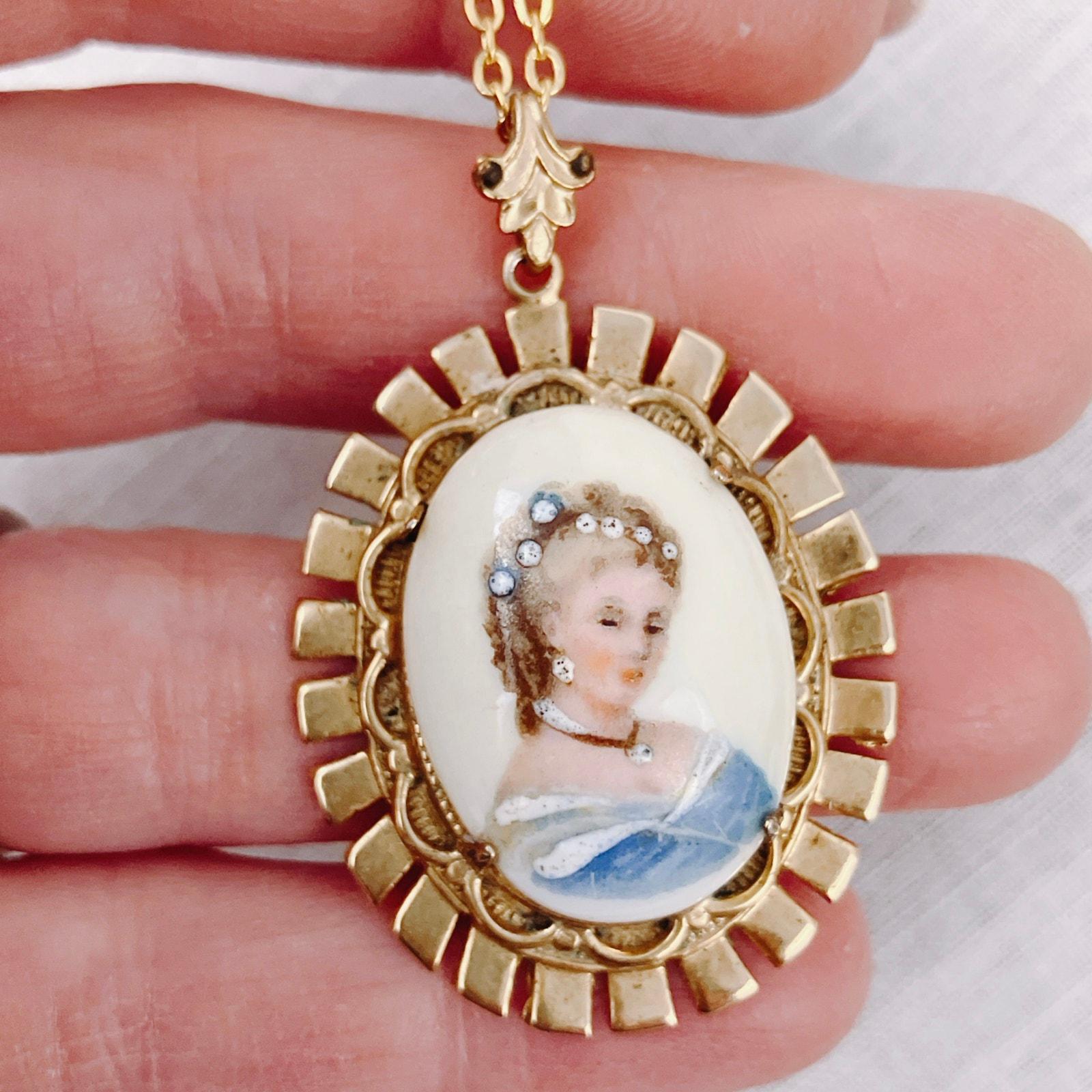Pendentif Porte-photo Gravé Camée En Porcelaine - Couleur Argent, Occasion Bon état