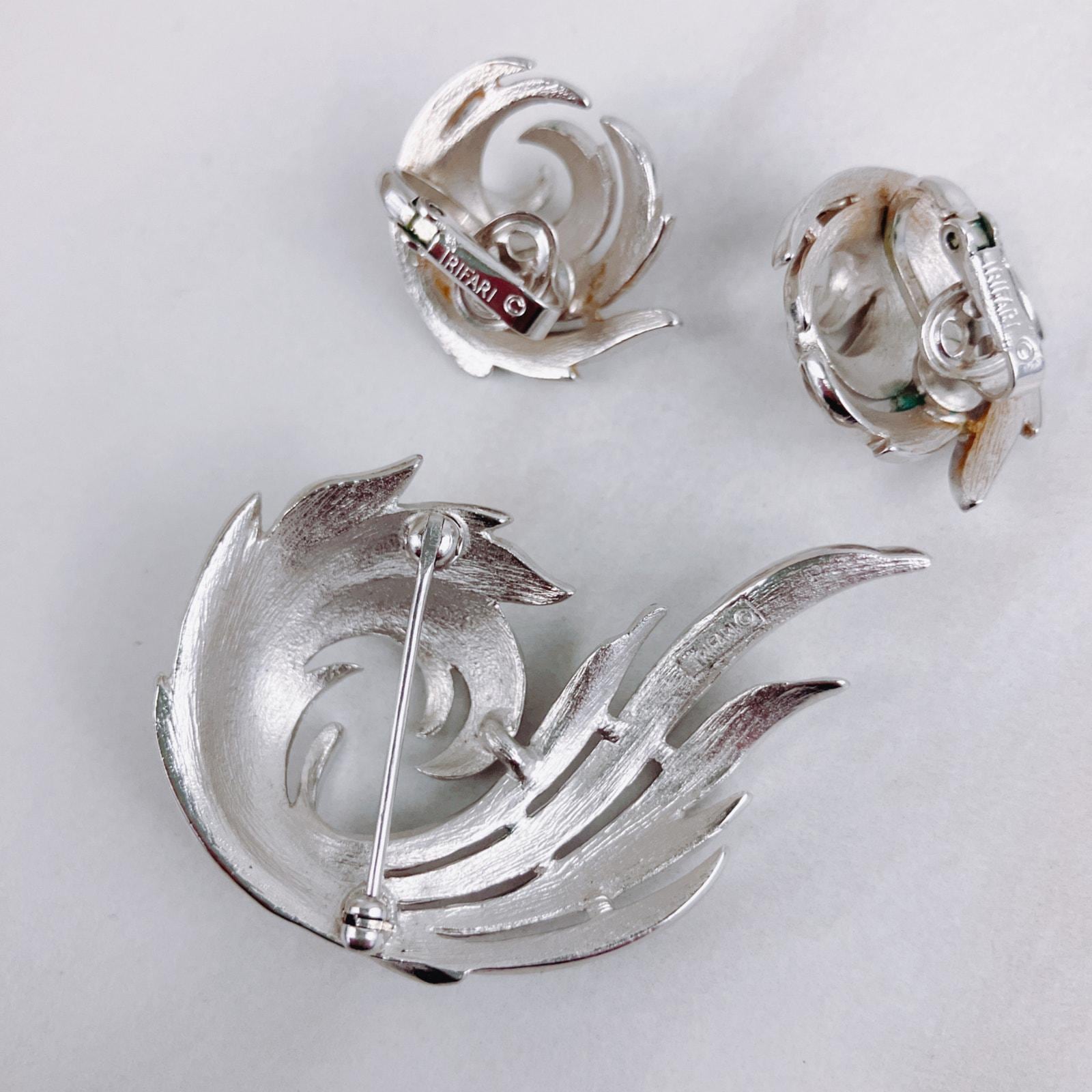 【Crown Trifari】ヴィンテージ ブローチ&イヤリングセット Crown Trifari】ヴィンテージ ブローチ&イヤリングセット