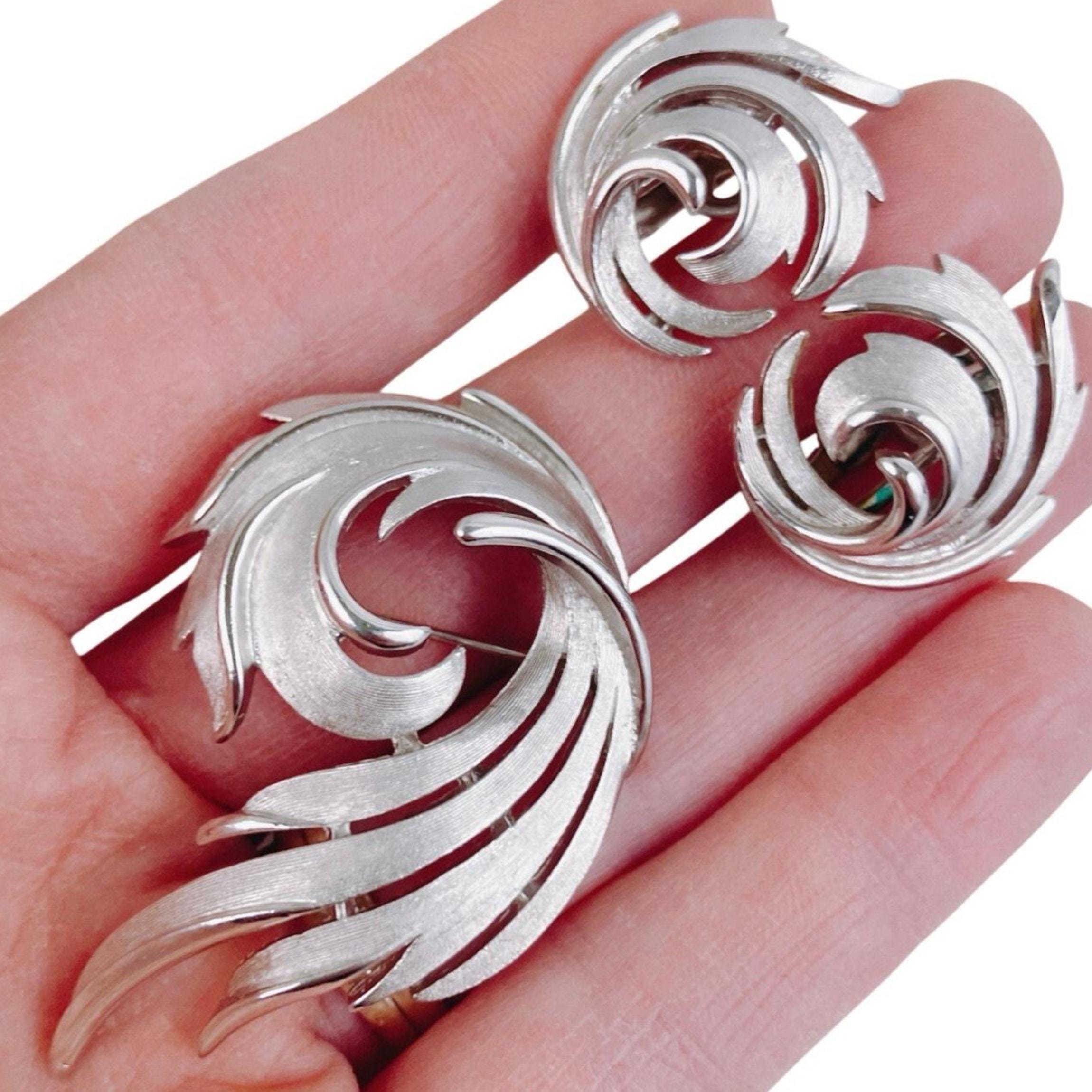 【Crown Trifari】ヴィンテージ ブローチ&イヤリングセット Vintage Crown Trifari Brooch and Earring Set: Faux Turquoise Gold