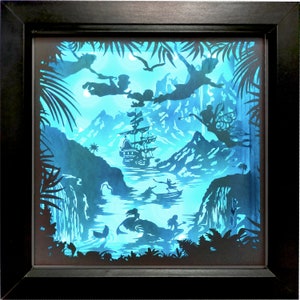 Nimmerland Peter Pan Themed Shadow Light Box - Papercut 3D Box Art Geschenk USB Plug betrieben mit Fernbedienung RGB. Handgemachtes Wandkunst Geschenk