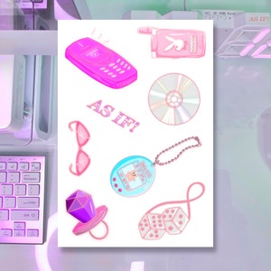 Op de afbeelding: Een verzameling roze en lichtblauwe illustraties op een witte achtergrond. Bevat een klaptelefoon, zonnebril, cd, Tamagotchi, dobbelstenen en een fopspeen. De tekst "AS IF!" is ook aanwezig.