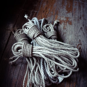 Set of 5 ø5mm Shibari hemp rope premium »VÆGABØUND Hemp No.5« for Kinbaku / Bondage with optional safety knife 8 m 10 m length