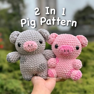 Könnte beinhalten: Zwei gehäkelte Amigurumi-Schweine-Spielzeuge, eines grau und eines rosa, mit schwarzen Augen und rosa Nasen. Der Text "2 In 1 Pig Pattern" befindet sich über den Spielzeugen.