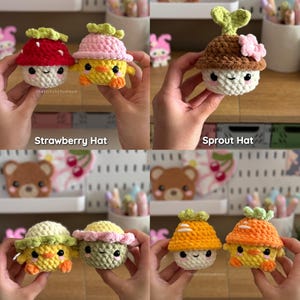 Pu&ograve; includere: Una collezione di cappelli all'uncinetto fatti a mano in vari design, tra cui fragola, germoglio, margherita e carota. Ogni cappello presenta una combinazione di colori unica ed &egrave; abbinato a un personaggio corrispondente. Il testo "Strawberry Hat", "Sprout Hat", "Daisy Hat" e "Carrot Hat" &egrave; visualizzato.