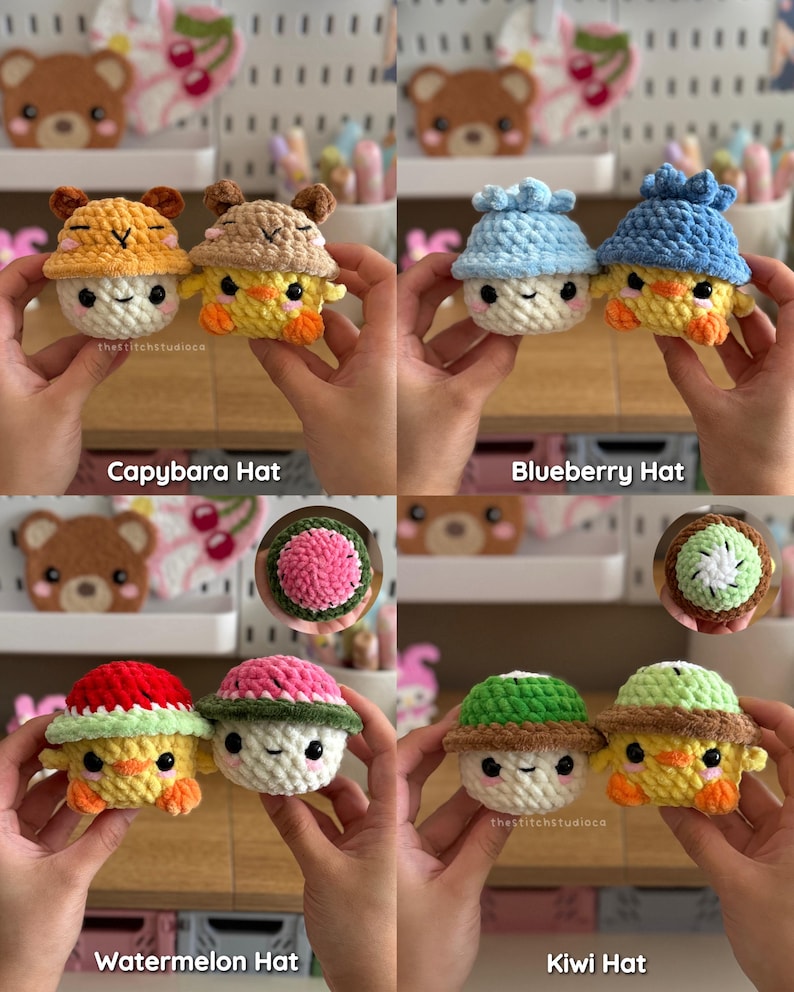 Pu&ograve; includere: Una collezione di quattro giocattoli a forma di pulcino all'uncinetto, ognuno con un cappello diverso: capibara, mirtillo, anguria e kiwi. I giocattoli sono gialli, bianchi e arancioni, con occhi neri. I cappelli sono marroni, blu, rossi, rosa e verdi. Il testo "thestitchstudioce" &egrave; visibile.