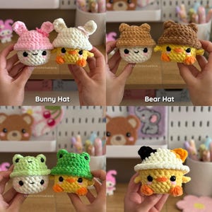 Pu&ograve; includere: Giocattoli di pulcino all'uncinetto fatti a mano, ognuno con un cappello diverso: un coniglio rosa, un coniglio bianco, due cappelli da orso marrone, due cappelli da rana verdi e un cappello da gatto. Il testo "Bunny Hat", "Bear Hat", "Frog Hat" e "Cat Hat" sono visualizzati.