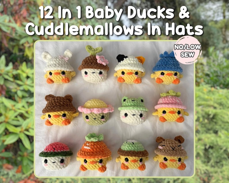 Pu&ograve; includere: Una collezione di dodici anatroccoli di peluche all'uncinetto, ognuno con un cappello diverso. Le anatre sono gialle con becchi e zampe arancioni. I cappelli sono di vari colori, tra cui bianco, marrone, blu, verde e rosa. Il testo recita "12 In 1 Baby Ducks & Cuddlemallows In Hats" e "NO/LOW SEW".