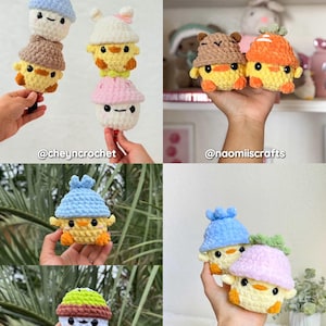 Pu&ograve; includere: Una collezione di giocattoli a forma di pulcino all'uncinetto fatti a mano, ognuno con un cappello o copricapo unico. I pulcini sono gialli con zampe e becchi arancioni, e i cappelli sono di vari colori, tra cui blu, marrone, rosa e verde. L'immagine include il testo "@cheyncrochet", "@naomiiscrafts", "@auntiethaocrochet" e "@kelley.crochet".