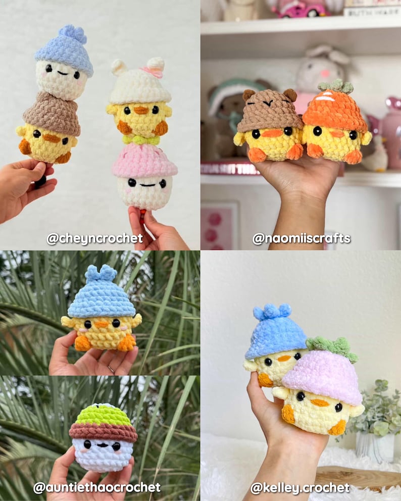 Pu&ograve; includere: Una collezione di giocattoli a forma di pulcino all'uncinetto fatti a mano, ognuno con un cappello o copricapo unico. I pulcini sono gialli con zampe e becchi arancioni, e i cappelli sono di vari colori, tra cui blu, marrone, rosa e verde. L'immagine include il testo "@cheyncrochet", "@naomiiscrafts", "@auntiethaocrochet" e "@kelley.crochet".