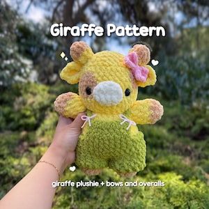 Könnte beinhalten: Ein gelb-braunes gehäkeltes Giraffen-Stofftier, das eine grüne Latzhose mit weißen Schleifen und eine kleine rosa Schleife am Kopf trägt. Der Text Giraffe Pattern steht oben, und der Text giraffe plushie + bows and overalls steht unten.