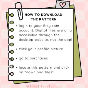 Pu&ograve; includere: Una guida per il download digitale su un blocco note con una graffetta e un adesivo a forma di cuore. Il testo recita "HOW TO DOWNLOAD THE PATTERN:" seguito dalle istruzioni su come scaricare il modello da Etsy. Lo sfondo &egrave; a scacchi rosa e bianchi.