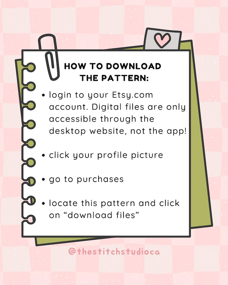 Pu&ograve; includere: Una guida per il download digitale su un blocco note con una graffetta e un adesivo a forma di cuore. Il testo recita "HOW TO DOWNLOAD THE PATTERN:" seguito dalle istruzioni su come scaricare il modello da Etsy. Lo sfondo &egrave; a scacchi rosa e bianchi.