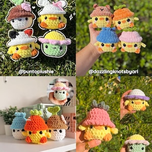 Pu&ograve; includere: Una collezione di peluche all'uncinetto fatti a mano a forma di pulcini, ognuno con un cappello diverso. I pulcini sono gialli con zampe e becchi arancioni. I cappelli sono di vari colori, tra cui marrone, bianco, blu e rosa.