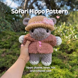 Puede incluir: Un peluche de hipopótamo tejido a ganchillo con un sombrero beige con lazo rosa y un abrigo rosa con cuello. El texto "Safari Hippo Pattern" y "hippo plushie, bows, hat and collared coat" están en la imagen.