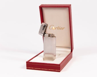 Briquet Mini Cartier vintage Les Must en métal argenté, complet dans sa boîte