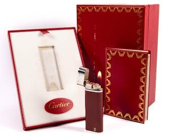 Encendedor Cartier Les Must vintage lacado, de plata maciza de fábrica, en su caja original de los años 70.