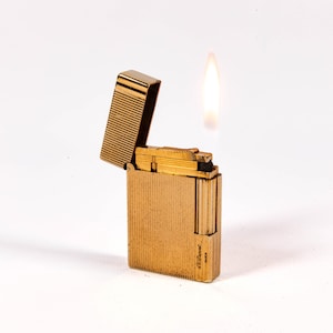 Encendedor vintage Gatsby S.T. Dupont chapado en oro, década de 1990