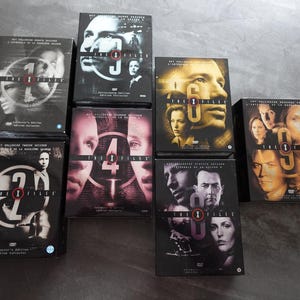 7 pudełek DVD Z Archiwum X | Siedem pór roku | Dramat | SF | Science Fiction | Lis Mulder | Dana Scully | Fikcja | Telewizja | Chris Carter | Seria kultowa