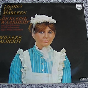 Könnte beinhalten: Ein Vintage-Vinyl-Schallplattencover mit einer Frau in einem blau-weiß gestreiften Kleid und einer weißen Spitzen-Schürze. Der Albumtitel lautet "Liedjes van Marleen" mit dem Untertitel "De Kleine Waarheid". Das Album ist von Willeke Alberti.