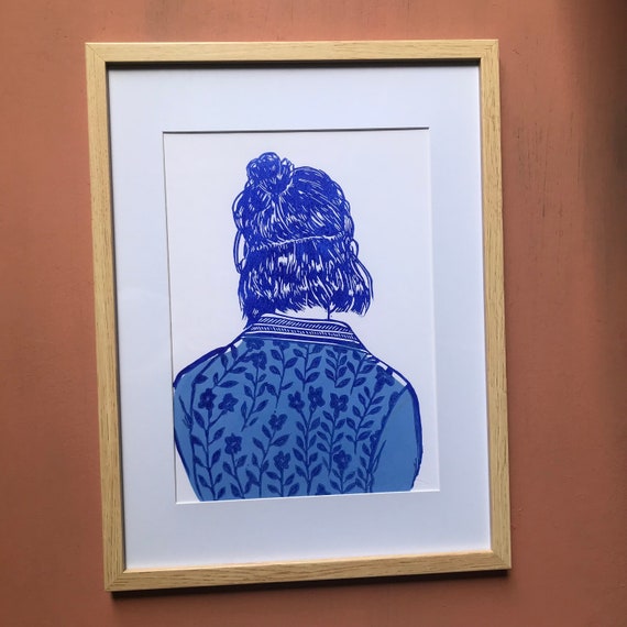 La jeune fille au bombers à fleurs bleu