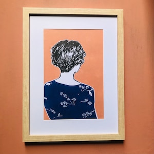 Mujer con cabello corto vista de espaldas, linograbado original, edición limitada, hecho a mano, taller en Francia.