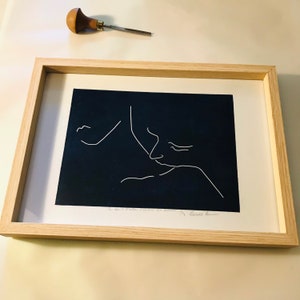 Bacio, coppia di innamorati, linoleografia blu in edizione artistica limitata e numerata tenerezza, line art
