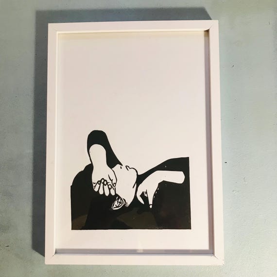 FEMME endormie couchée