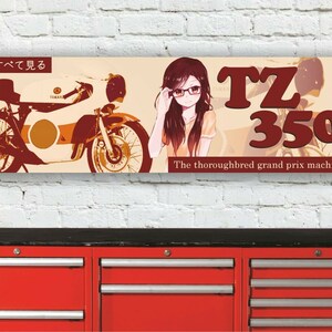 Könnte beinhalten: Ein Vintage-Yamaha TZ 350 Motorrad mit einem rot-weißen Farbschema. Das Motorrad ist von einem braunen Hintergrund mit dem Text "The thoroughbred grand prix machine" und "をすべて見る" umgeben.