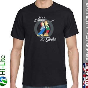 Könnte beinhalten: Schwarzes T-Shirt mit einem Cartoon-Bild von zwei Personen in einem Kreis mit dem Text "Ahhh 2-Stroke".