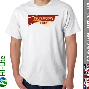 Könnte beinhalten: Weißes T-Shirt mit einer roten und orangenen Grafik von "RD350 YPVS".