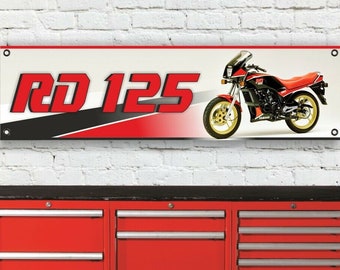 Op de afbeelding: Een witte banner met rode en zwarte accenten met de tekst "RD 125" en een zwarte en rode Yamaha motorfiets.