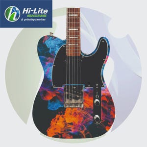 Op de afbeelding: Een elektrische gitaar met een zwarte body en een kleurrijk ontwerp van wervelende blauwe, oranje en paarse rook. De gitaar heeft een zwarte slagplaat, chromen hardware en een houten hals. De tekst "Hi-Lite Signs & printing services" is ook inbegrepen.