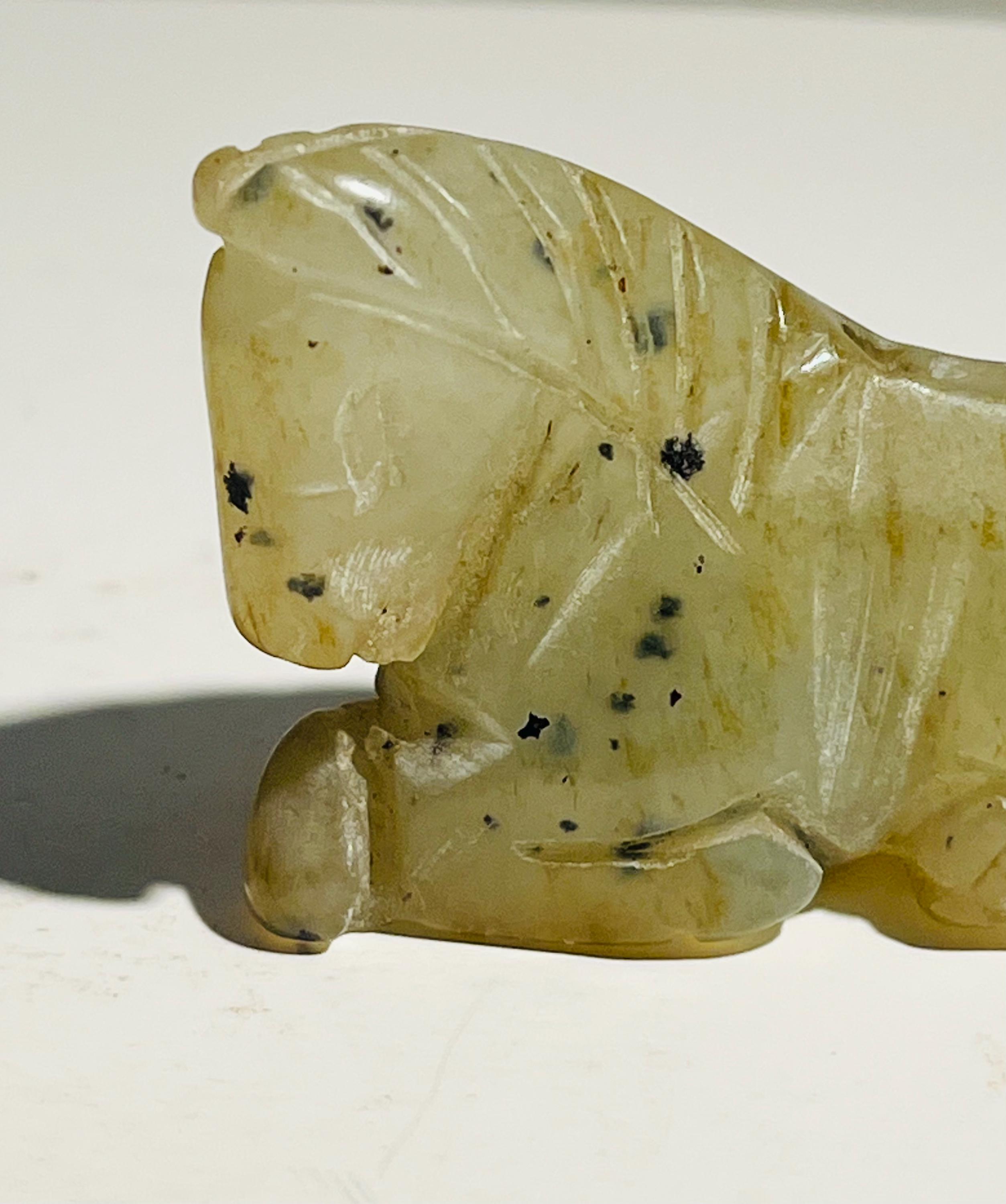 中国の清朝時代のアンティーク翡翠彫刻の馬。淡い緑色の翡翠。 - Etsy 日本