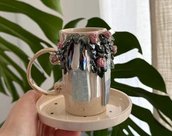 手作りの藤の花柄エスプレッソカップ＆ソーサー、虹色に輝くストーンウェア製マグカップ、ゴールドのアクセントハンドル
