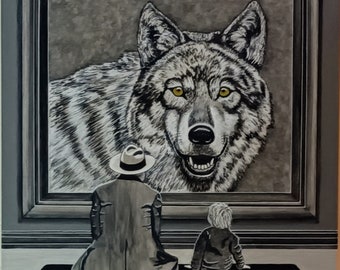 Un homme et son petit fils regardent dans une exposition un tableau représentant un magnifique loup. Peinture originale sur toile.
