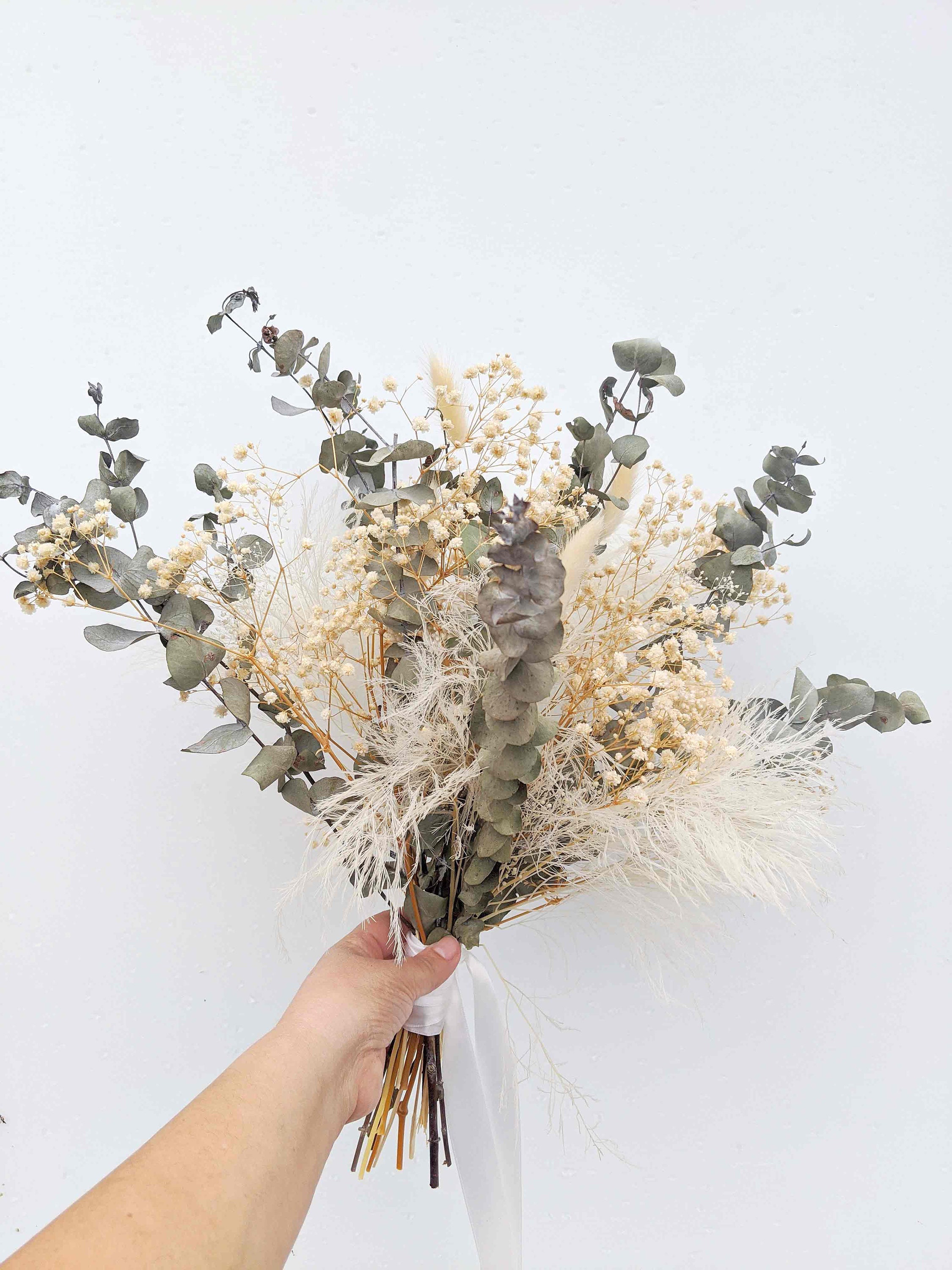 Ramo de flores secas con eucalipto de estilo otoñal
