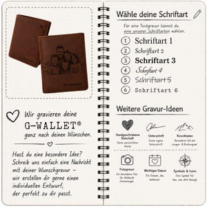 Op de afbeelding: Twee bruine lederen portemonnees worden getoond op een pagina met ruitjespatroon. E&eacute;n portemonnee heeft een lasergegraveerd familieportret en de tekst G-WALLET, de andere toont de initialen JK. De pagina bevat lettertypes en graveeridee&euml;n.