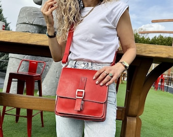 Bolso bandolera de piel roja hecho a mano: un elegante bolso de hombro retro.
