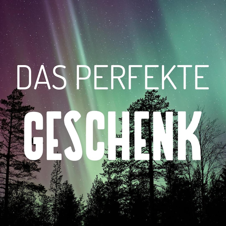 May include: A dark forest silhouette against a vibrant green and purple aurora borealis sky. The text "DAS PERFEKTE GESCHENK" is superimposed on the image.