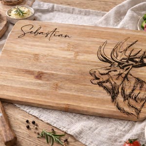 personalisiertes Holz Frühstücksbrett mit hochwertiger Laser-Gravur in zwei Größen, das perfekte Geschenke für Jäger und Jägerinnen