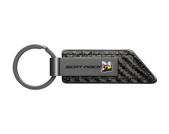 Imagen de iPick para llavero con barra de metal negra y correa de textura de fibra de carbono de cuero sintético Dodge Scat-Pack, con licencia oficial.